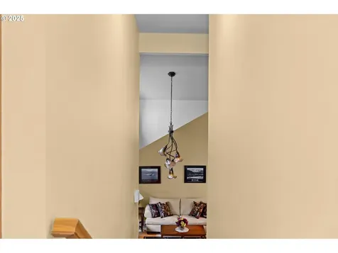 68163 E Twinberry Loop Welches OR 97067
