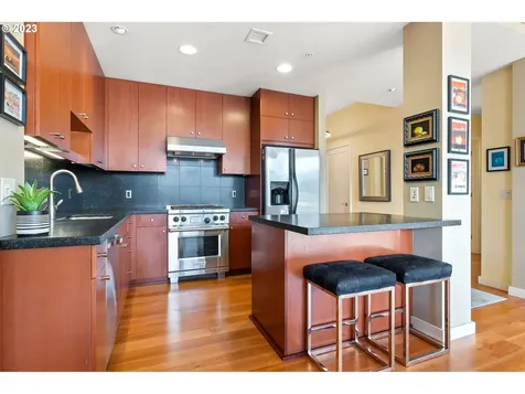 1025 NW Couch Street Portland OR 97209