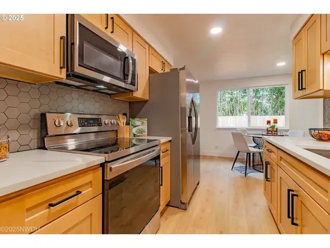 2081 Devos Street Eugene OR 97402