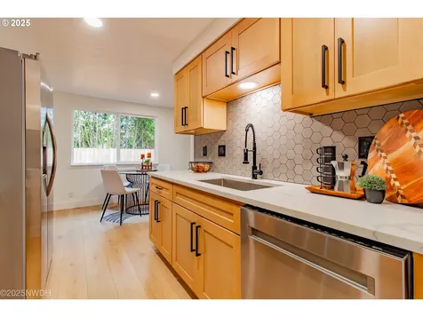 2081 Devos Street Eugene OR 97402