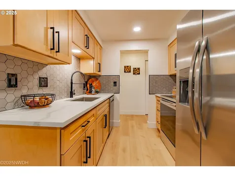 2081 Devos Street Eugene OR 97402