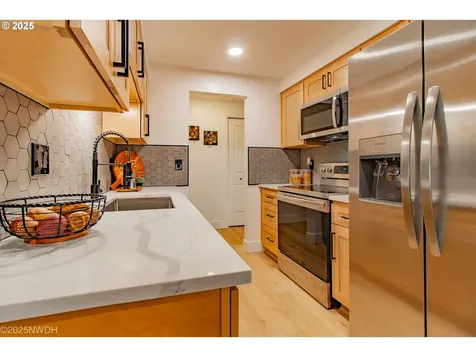 2081 Devos Street Eugene OR 97402