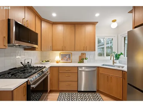 2039 N Dekum Street Portland OR 97217