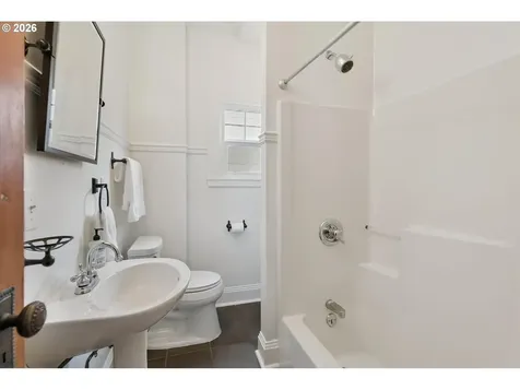 5624 NE Glisan Street Portland OR 97213