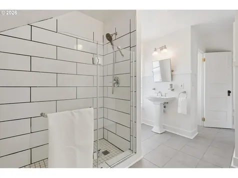 5624 NE Glisan Street Portland OR 97213