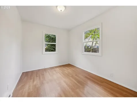 8726 NE Thompson Street Portland OR 97220