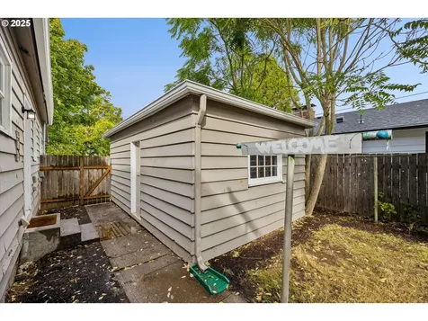 8726 NE Thompson Street Portland OR 97220