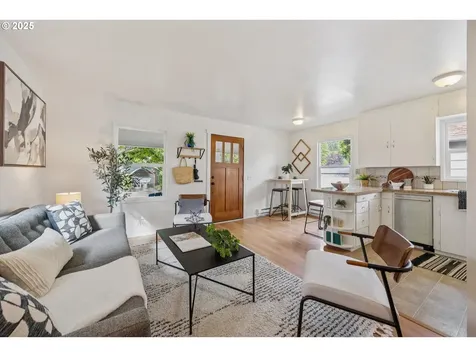 8726 NE Thompson Street Portland OR 97220