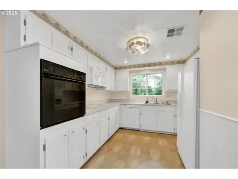 1952 Minda Drive Eugene OR 97401
