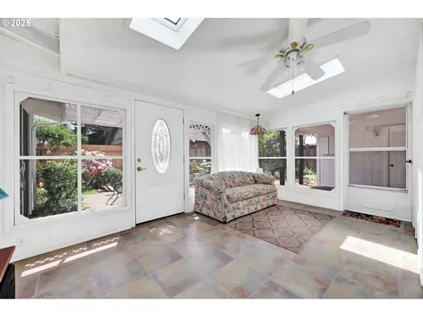 1952 Minda Drive Eugene OR 97401