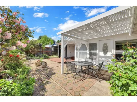 1952 Minda Drive Eugene OR 97401