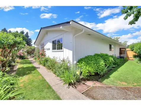 1952 Minda Drive Eugene OR 97401