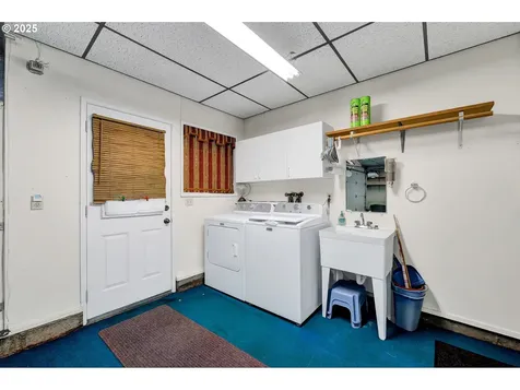 1952 Minda Drive Eugene OR 97401