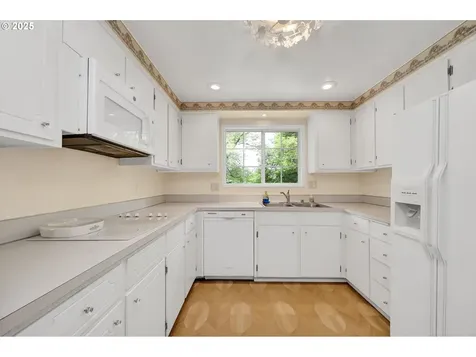 1952 Minda Drive Eugene OR 97401
