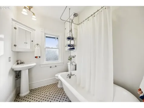 1908 NE Halsey Street Portland OR 97232