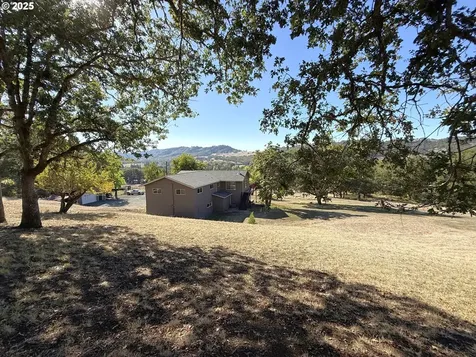 7978 N Bank Road Roseburg OR 97470