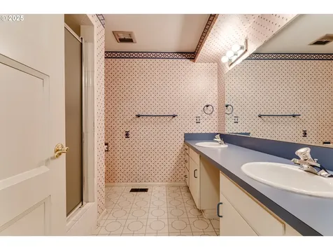 2595 Highland Oaks Drive Eugene OR 97405
