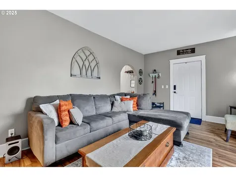 10941 Main Street NE Donald OR 97020