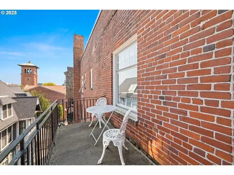 1811 NW Couch Street Portland OR 97209
