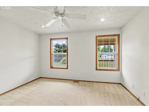 16 Monroe Drive Cathlamet WA 98612