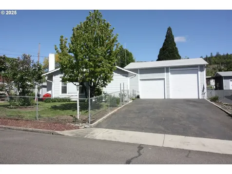 1695 NE Todd Street Roseburg OR 97470