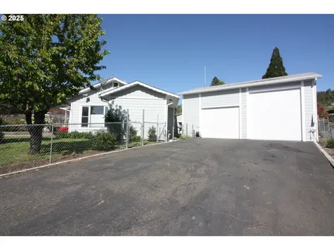 1695 NE Todd Street Roseburg OR 97470