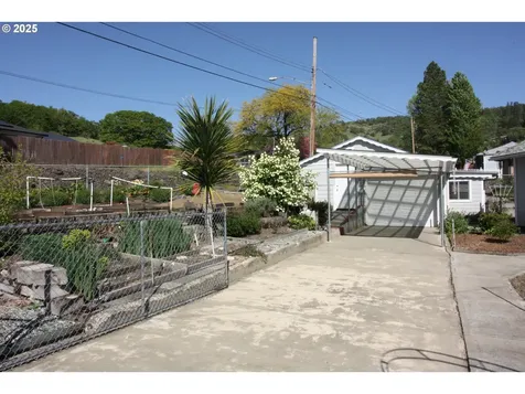 1695 NE Todd Street Roseburg OR 97470