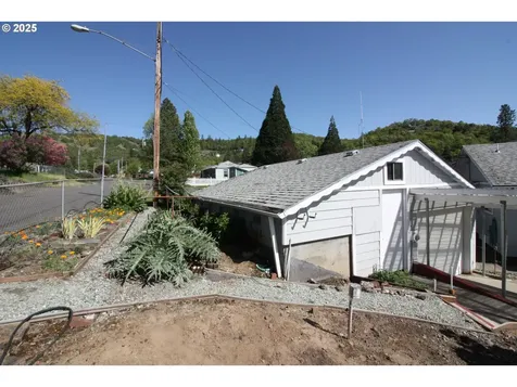 1695 NE Todd Street Roseburg OR 97470
