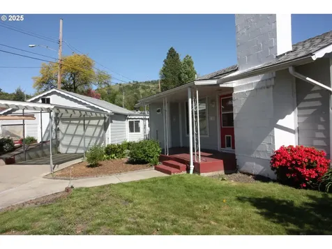 1695 NE Todd Street Roseburg OR 97470