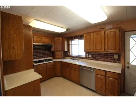 1695 NE Todd Street Roseburg OR 97470