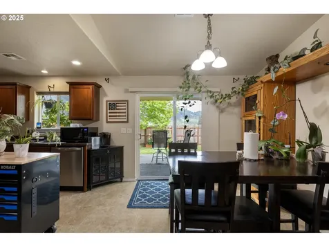 335 Gentry Loop Myrtle Creek OR 97457