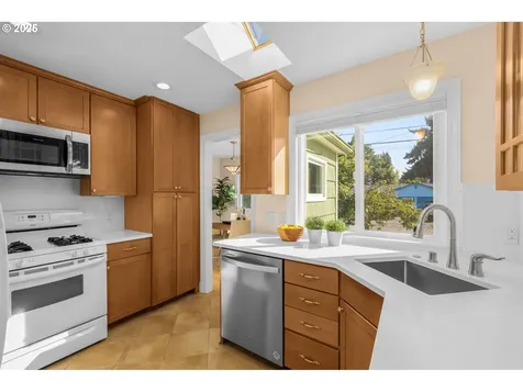 2015 SE Spokane Street Portland OR 97202