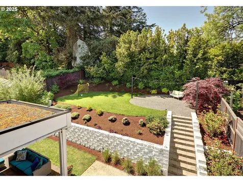 8321 SW 39th Avenue Portland OR 97219