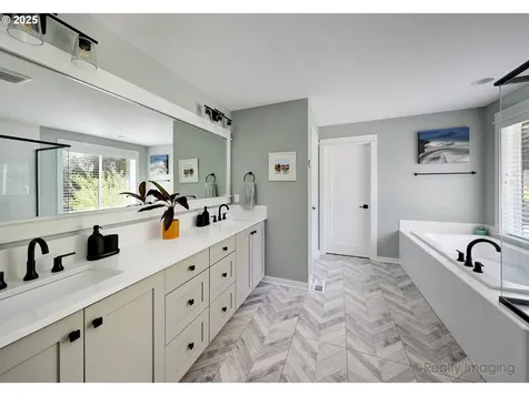 8321 SW 39th Avenue Portland OR 97219