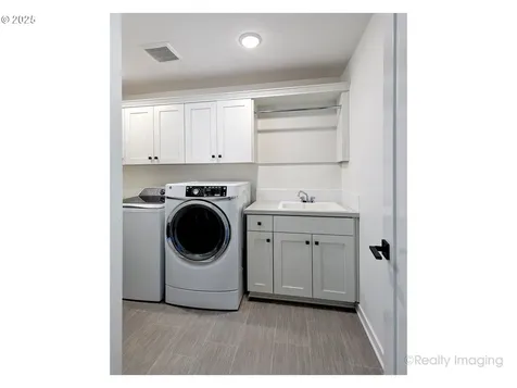 8321 SW 39th Avenue Portland OR 97219