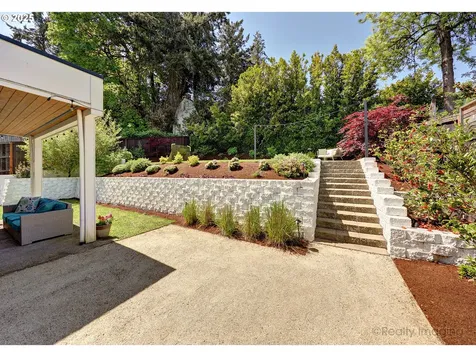 8321 SW 39th Avenue Portland OR 97219