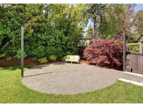 8321 SW 39th Avenue Portland OR 97219