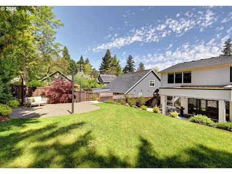 8321 SW 39th Avenue Portland OR 97219