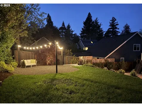8321 SW 39th Avenue Portland OR 97219