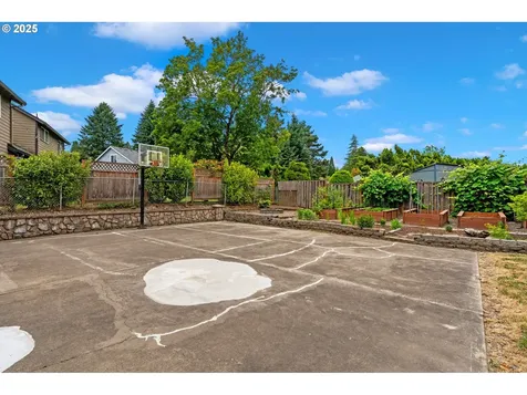 4935 NW Kahneeta Court Portland OR 97229
