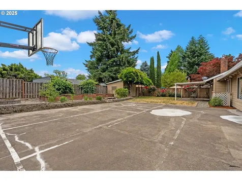 4935 NW Kahneeta Court Portland OR 97229