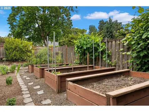 4935 NW Kahneeta Court Portland OR 97229