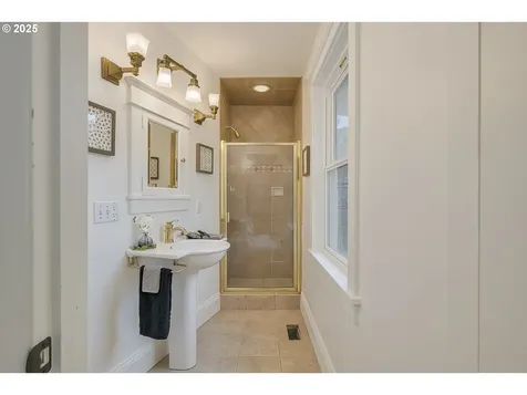 6425 SW 33rd Place Portland OR 97239