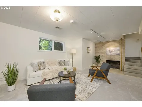6425 SW 33rd Place Portland OR 97239