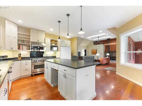180 Trinity Drive Castle Rock WA 98611