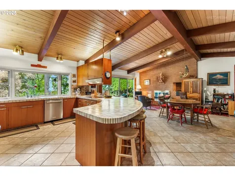 6825 SE Pine Court Portland OR 97215