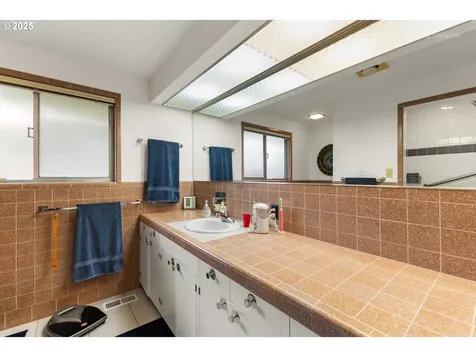 6825 SE Pine Court Portland OR 97215