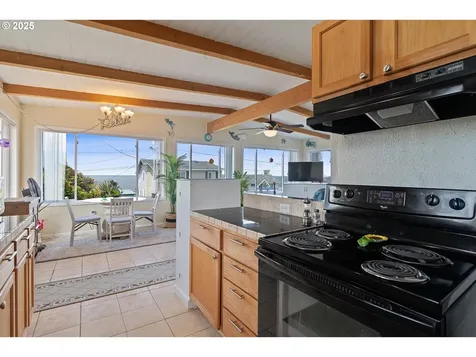 5218 NW Jetty Avenue Lincoln City OR 97367