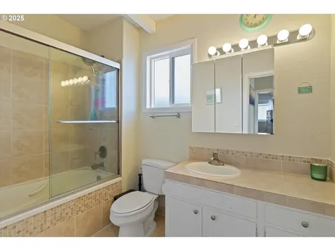 5218 NW Jetty Avenue Lincoln City OR 97367