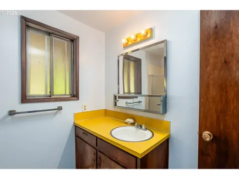47711 Commercial Street Oakridge OR 97463